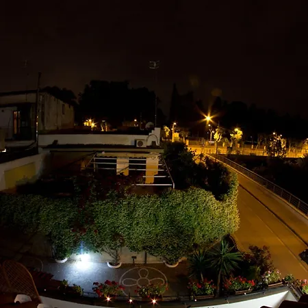 לינה וארוחת בוקר Elena 4*