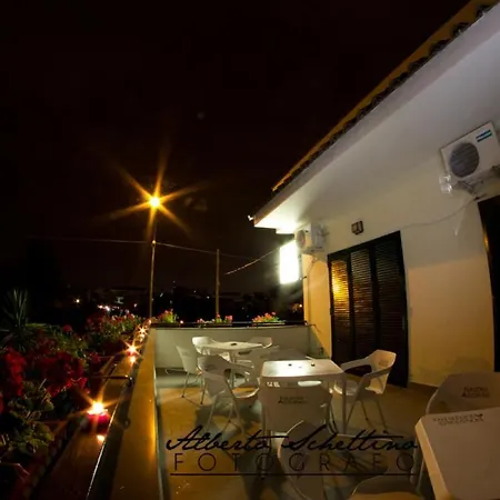 לינה וארוחת בוקר Elena 4*