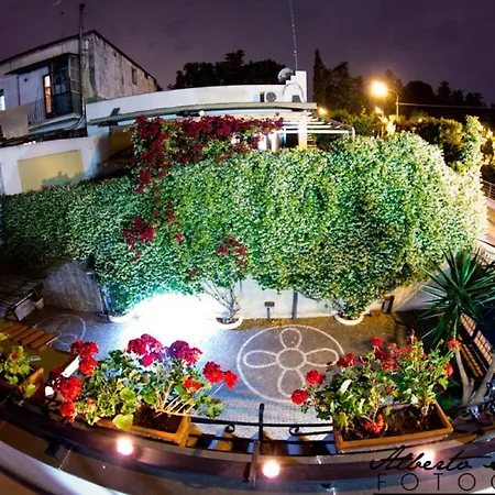 לינה וארוחת בוקר Elena